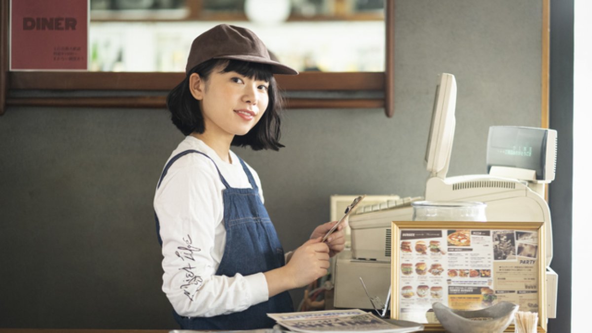 印象のよいお店の接客には欠かせない お仕事で使えるエプロンを取り扱う企業 ブランドをまとめました 衣食住サービスに携わる小売 事業者のミカタ Super Delivery Media