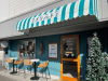 DIYやクラウドファンディングで作り上げた目を引く琵琶湖ブルーのカフェ「ラメストリア」。こだわりの3種カレーとスペシャリティコーヒーで人気の店舗に！