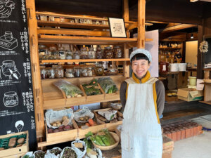 量り売りの楽しさを伝え、環境に負荷をかけない生活を提案する食料品店「量り売り からはな百貨店 」